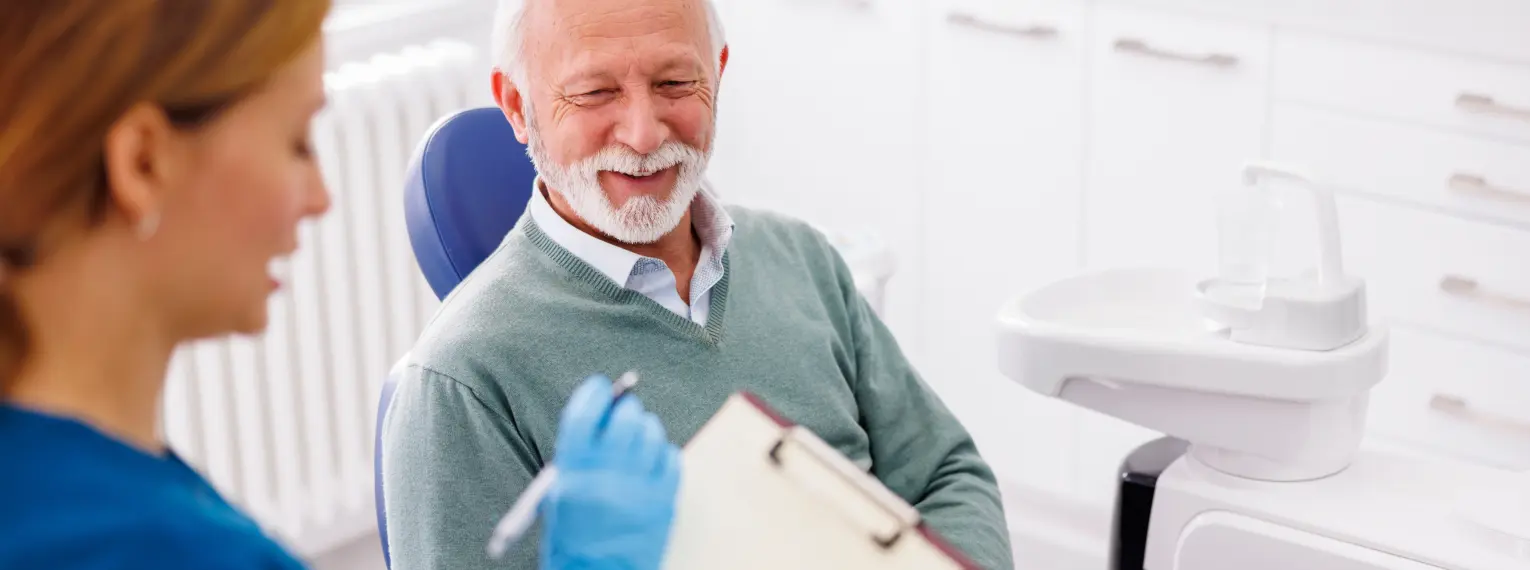Ein Patient lächelt, als er die Zahnarztpraxis verlässt.