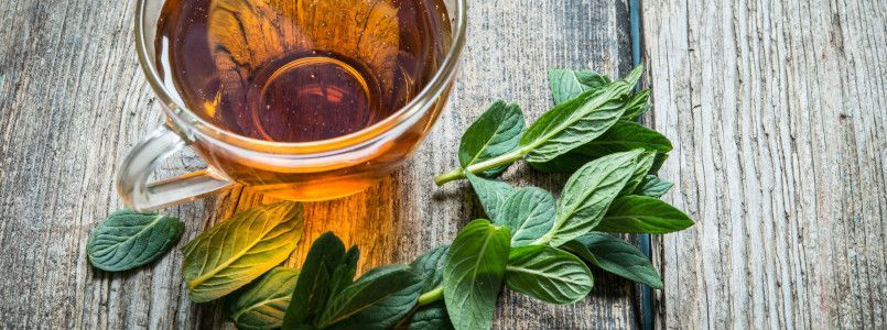 Eine Tasse Kräutertee steht als Hausmittel gegen Zahnschmerzen.