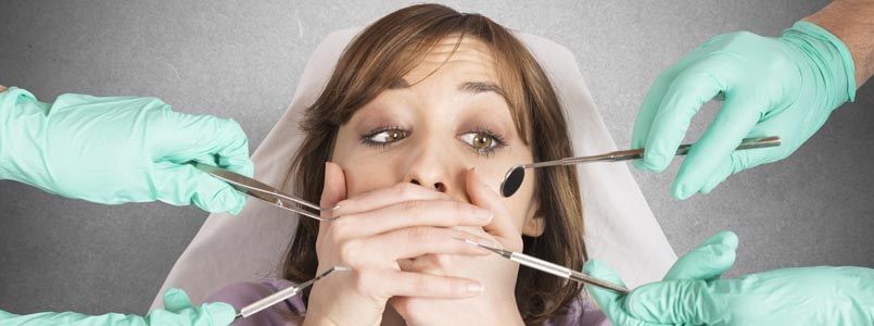 Zu sehen ist eine Patientin, die Angst vorm Zahnarzt hat.