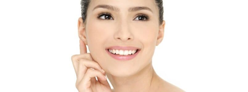 Zu sehen ist eine Patientin, die sich überlegt, ein Bleaching für weißere Zähne durchführen zu lassen.