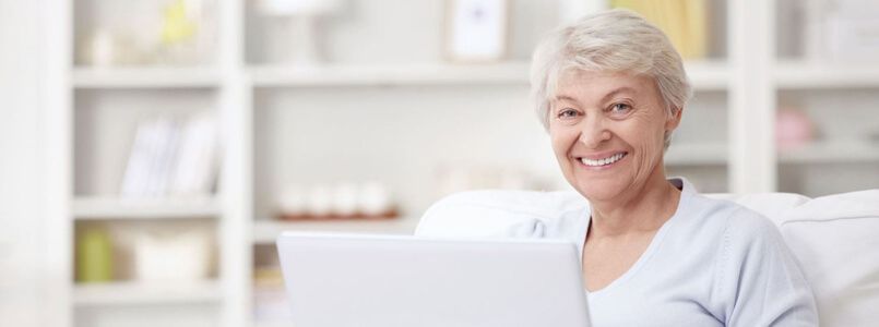 Zu sehen ist eine Frau, die recherchiert, wie die Behandlung für einen Kieferaufbau abläuft.