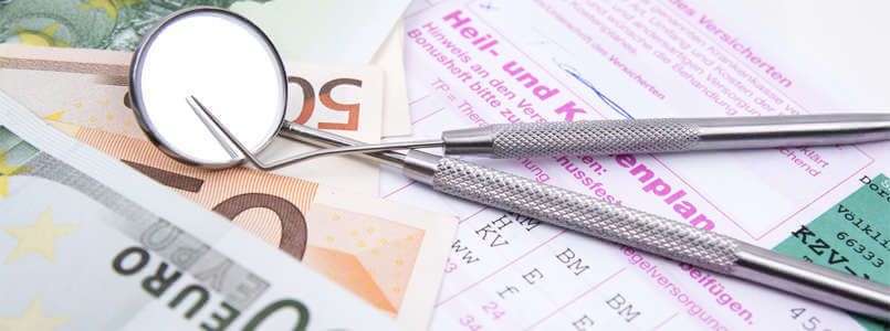 Zu sehen sind Geldscheine auf einem Kostenplan, um zu zeigen, wie hoch der Festzuschuss für Zahnersatz der Krankenkassen ist.