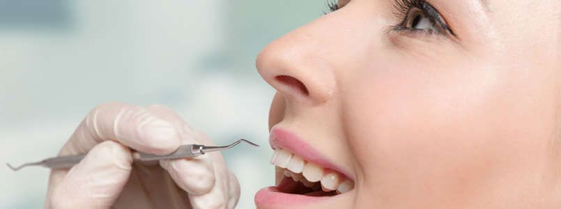 Eine Patientin erhält beim Zahnarzt eine professionelle Zahnreinigung im Rahmen der Prophylaxe.