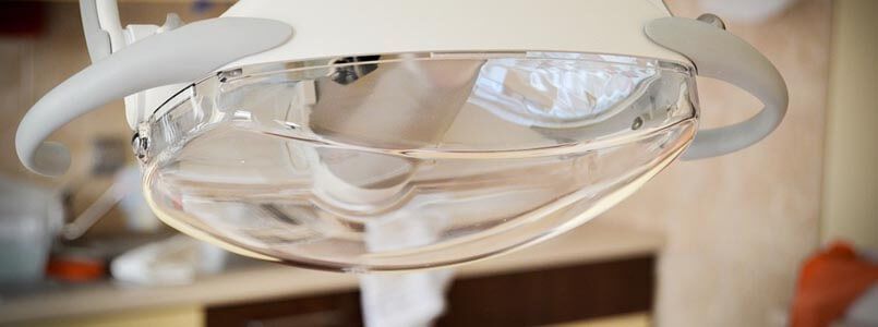 Zu sehen ist eine Behandlung unter Vollnarkose beim Zahnarzt.