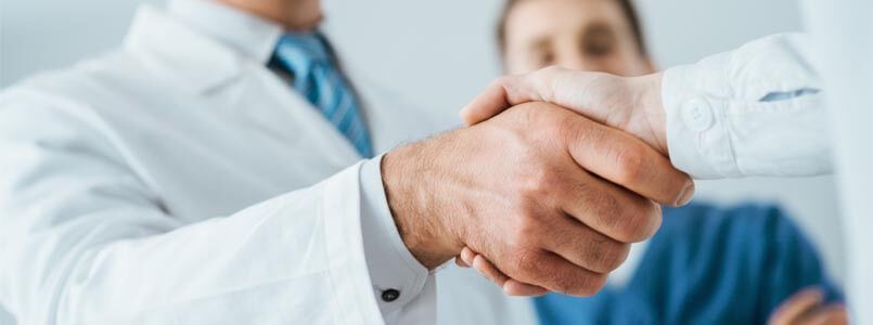 Ein Patient holt sich eine Zweitmeinung ein, um Angebote verschiedener Zahnärzte in einem Preisvergleich gegenüberzustellen.