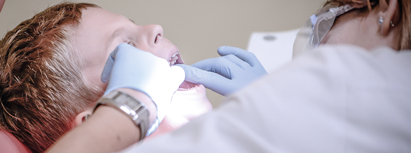 Zu sehen ist ein Patient, der zum Thema Zahnerhaltung von seiner Zahnärztin beraten wird.