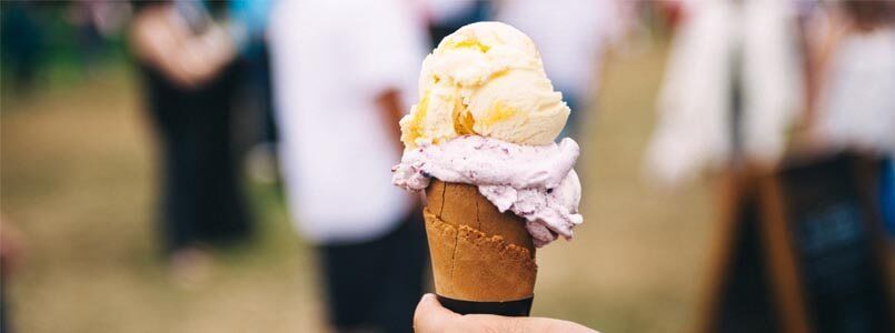 Ein Eis steht als Beispiel für kalte Speisen, die empfindliche Zähne reizen können.