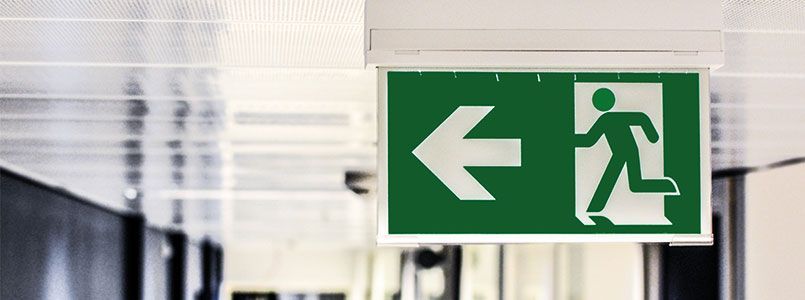 Ein Schild weist den Weg zum zahnärztlichen Notdienst.