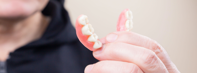 Zu sehen ist eine Teleskopprothese.