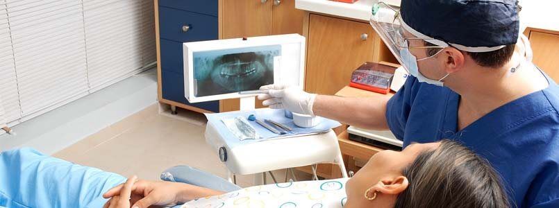 Zu sehen ist eine Patientin, bei der eine Wurzelspitzenresektion durchgeführt wird.