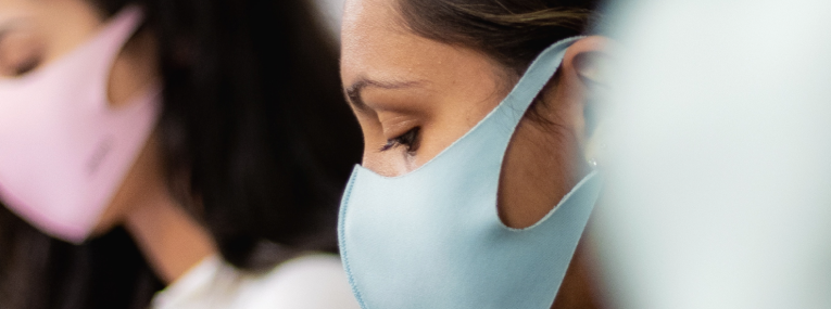 Eine Patientin trägt während der Corona-Krise beim Zahnarztbesuch eine Schutzmaske.