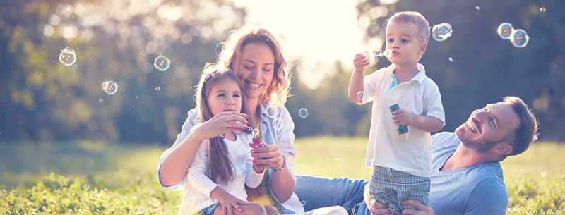 Eine Familie freut sich, da sie eine gute Zahnzusatzversicherung für Familien gefunden haben.