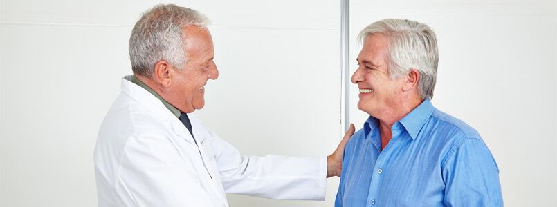 Ein Zahnarzt berät einen Patienten zum Knochenaufbau im Oberkiefer durch einen Sinuslift.