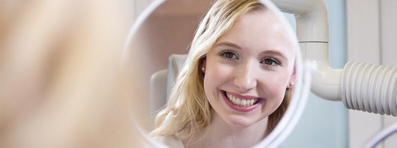 Eine Patientin erhält trotz der Corona-Krise aufgrund einer Zahnfleischentzündung eine professionelle Zahnreinigung.