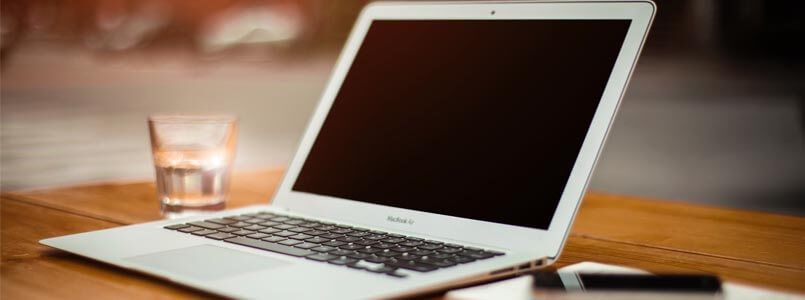 Zu sehen ist ein Laptop, mit dem sich ein Patient einen Termin vereinbart, um sich eine zweite Zahnarztmeinung einzuholen.