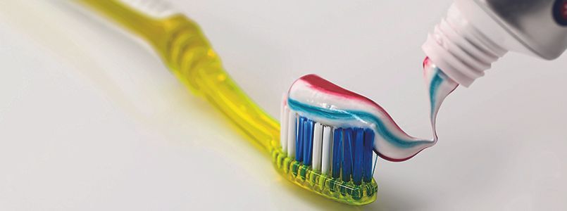 Ein Patient testet verschiedene Zahnpasten, um die beste zu finden.