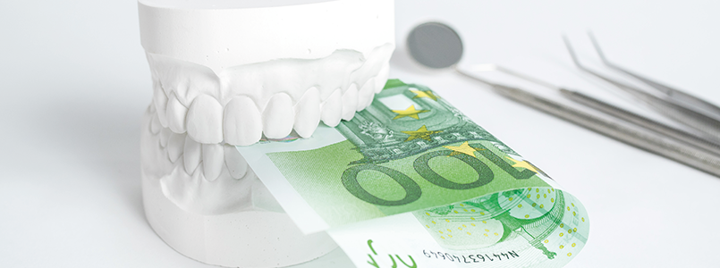 Ein Gebiss mit Geldschein, das grafisch verdeutlicht, dass hohe Kosten vermeidbar & Zahnersatz zum Nulltarif möglich ist.