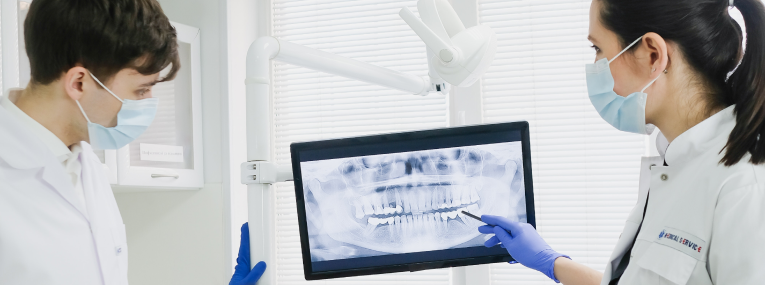 Zu sehen ist ein Backenzahn auf einem Röntgenbild des Kiefers.