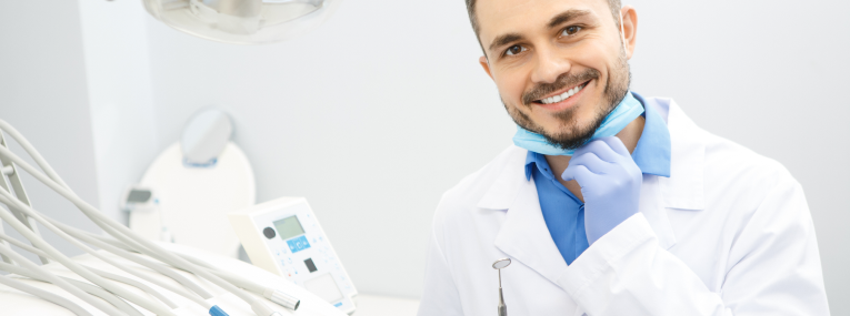 Zu sehen ist ein guter Zahnarzt, der auch auf seine Praxis-Hygiene Wert legt.