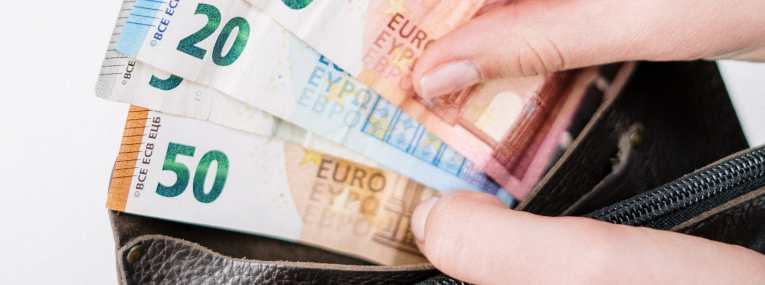 Zu sehen sind Geldscheine, die verdeutlichen sollen, wie Sparen beim Zahnersatz bei hohen Kosten möglich ist.