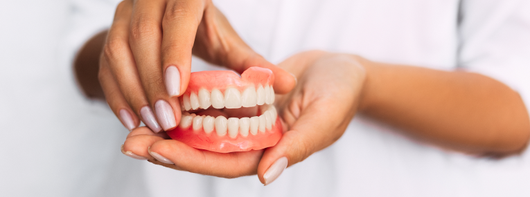 Zu sehen ist ein Modell einer Vollprothese als Zahnersatz.