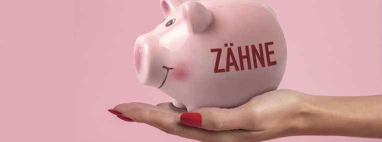 Zu sehen ist ein Sparschwein, um zu verdeutlichen, dass Zahnarztkosten bei den Steuern geltend gemacht werden können.