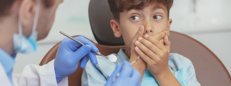 Zu sehen ist ein Junge, der unter einer Zahnarztphobie leidet.