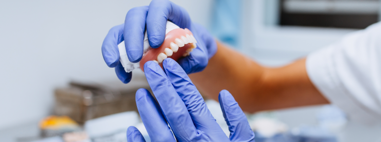 Zu sehen ist, wie ein Zahnersatz bei Parodontose Patienten angefertigt wird.