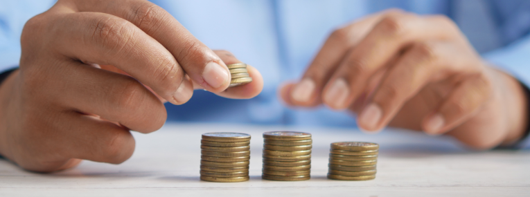 Zu sehen sind gestapelte Münzen, um zu zeigen, dass auch die Finanzierung mit einem Zahnersatz Kredit möglich ist.