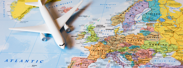 Das Bild zeigt eine Europakarte mit einem Modell-Flugzeug.