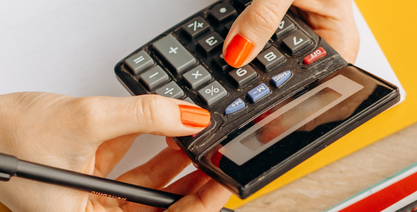 Zu sehen ist ein Taschenrechner, mit dem eine Patientin berechnet, wie viel ihr Bleaching kosten wird.