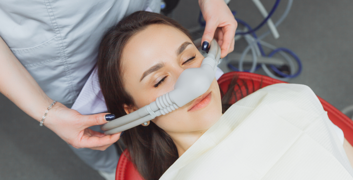 Eine Frau wird in Narkose versetzt.