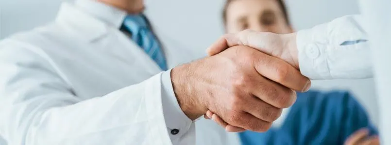 Ein Patient holt sich eine Zweitmeinung ein, um Angebote verschiedener Zahnärzte in einem Preisvergleich gegenüberzustellen.
