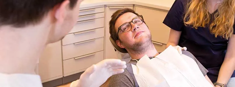 Zu sehen ist ein Patient, der mit Lachgas beim Zahnarzt entspannt durch die Behandlung gehen kann.