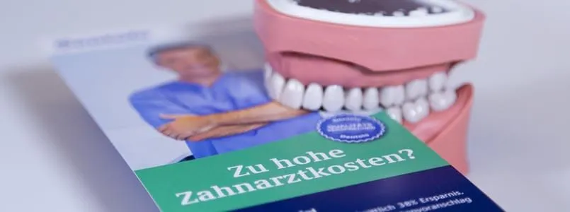 Zu sehen ist ein Flyer, der über die Höhe von Zahnarztkosten und Zahnbrücke Kosten informiert.