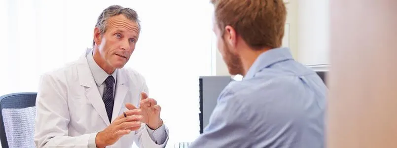 Ein Patient lässt sich von einem Behandler beraten, den er über ein Portal für Zahnarzt-Bewertungen gefunden hat.