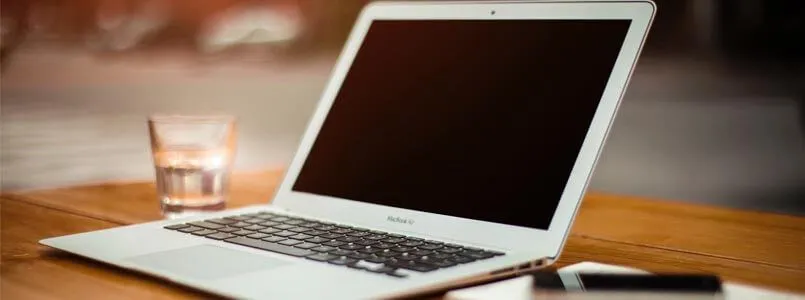 Zu sehen ist ein Laptop, mit dem sich ein Patient einen Termin vereinbart, um sich eine zweite Zahnarztmeinung einzuholen.
