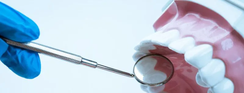 Das Gebiss eines Patienten wird im Dentallabor untersucht.