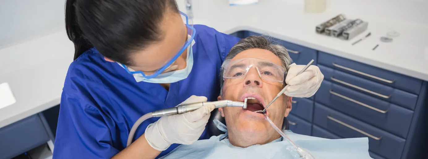 Der Zahnarzt untersucht das Zahnimplantat eines Patient.