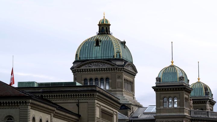 Die Fahnen am Bundeshaus stehen auf Halbmast.