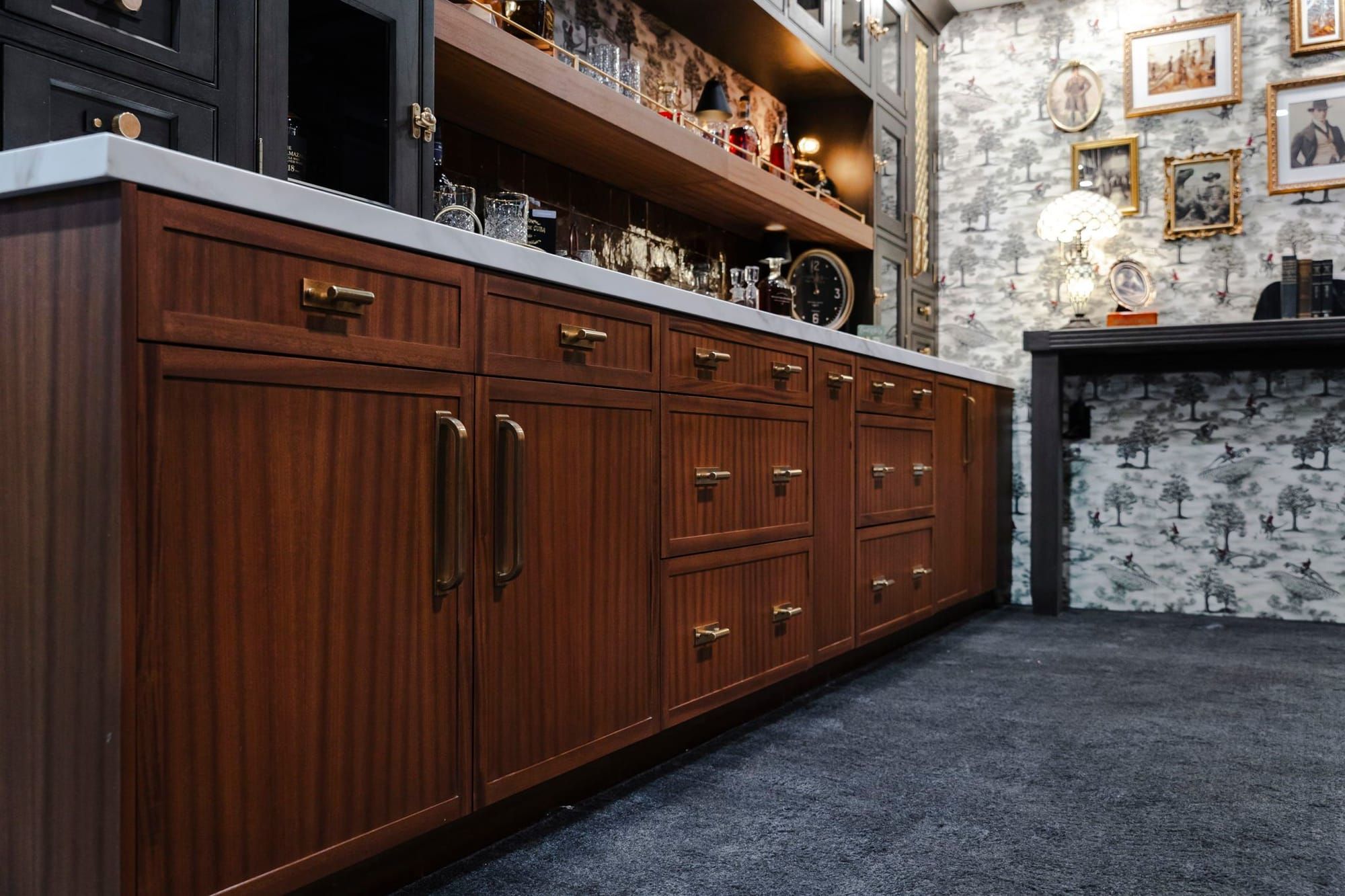 Mahogany: A Wood of Structure and Tradition