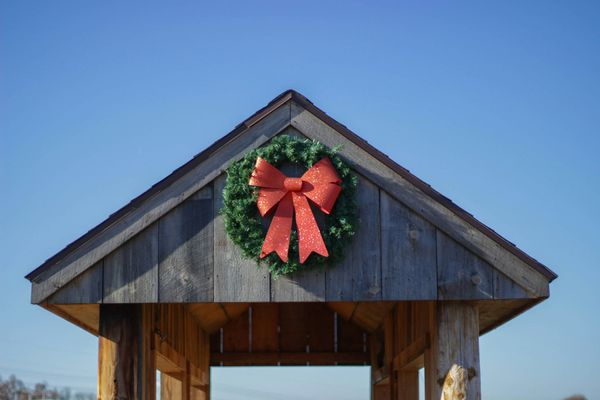 Barn Decorating Hacks: Cheap Ideas for Holiday Spirit