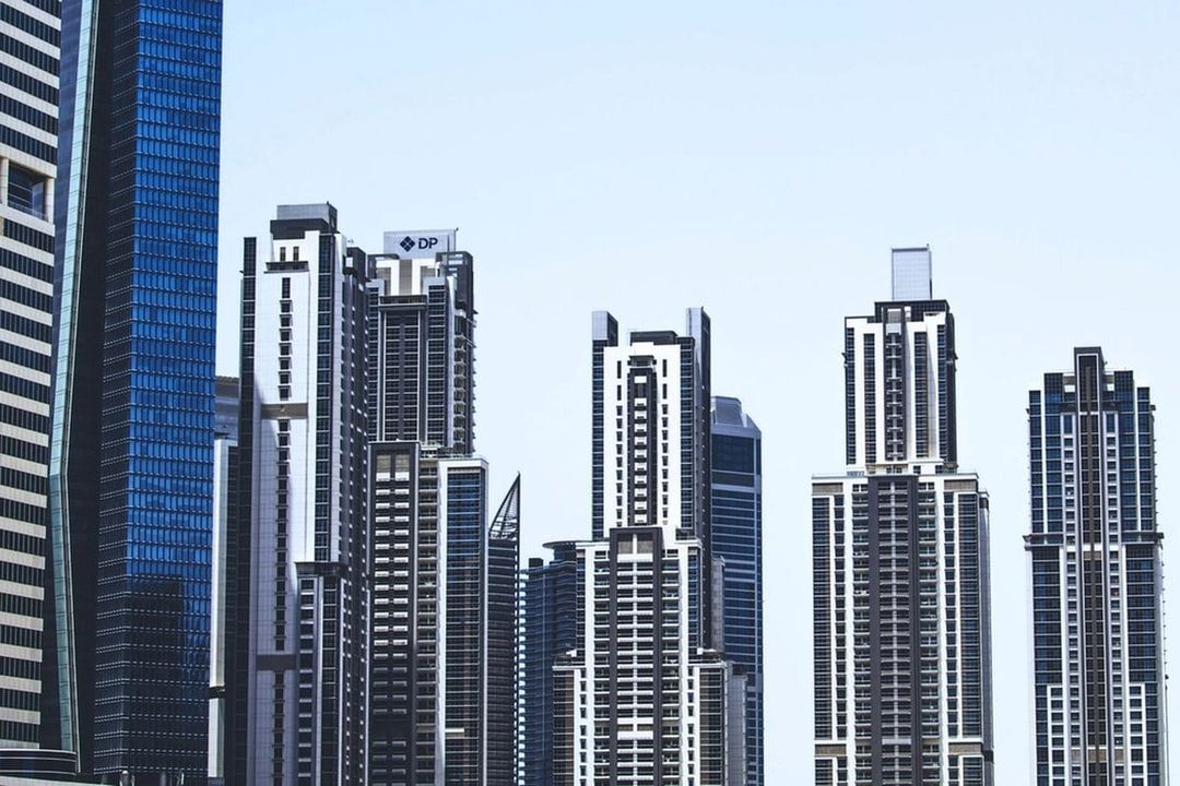 Torres residenciales de gran altura en Dubái bajo un cielo claro.