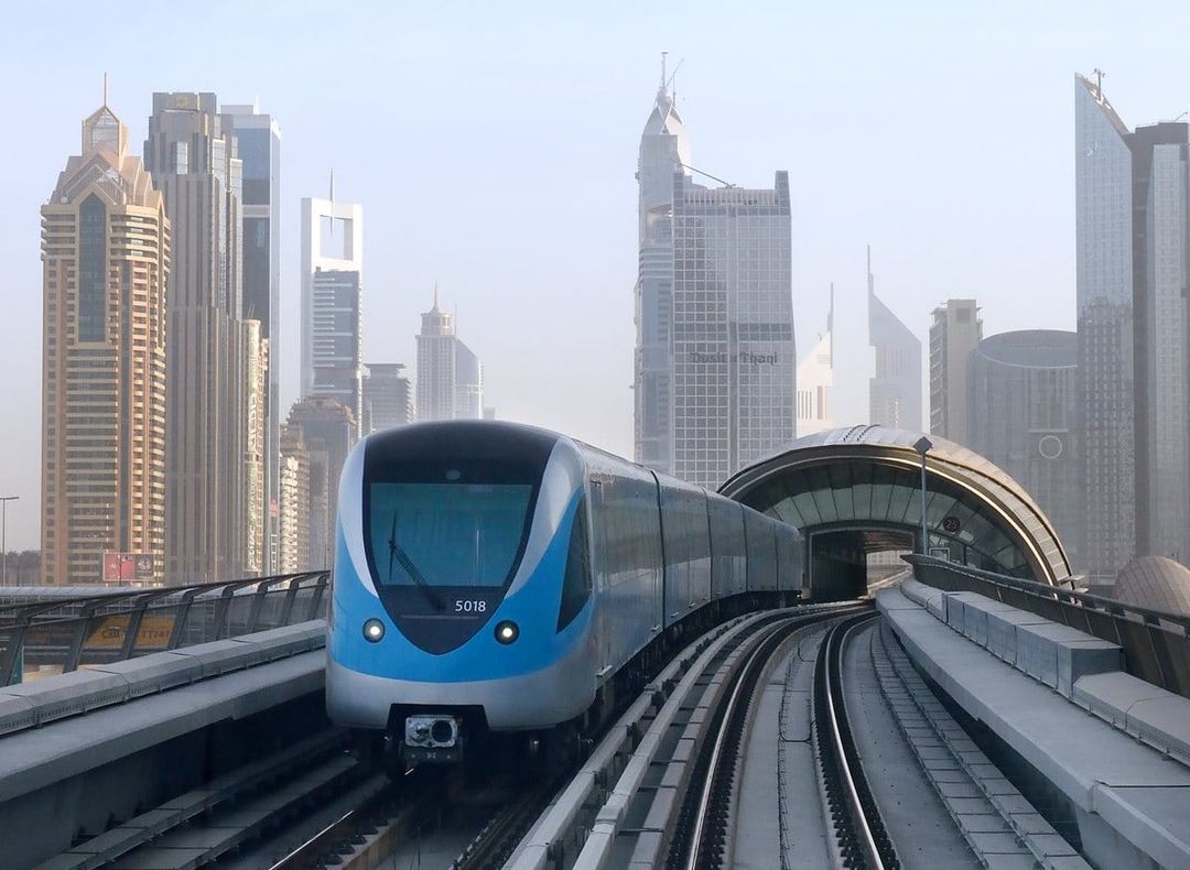 Un tren de la Metro de Dubái circula por la vía elevada frente a los rascacielos de Sheikh Zayed Road.