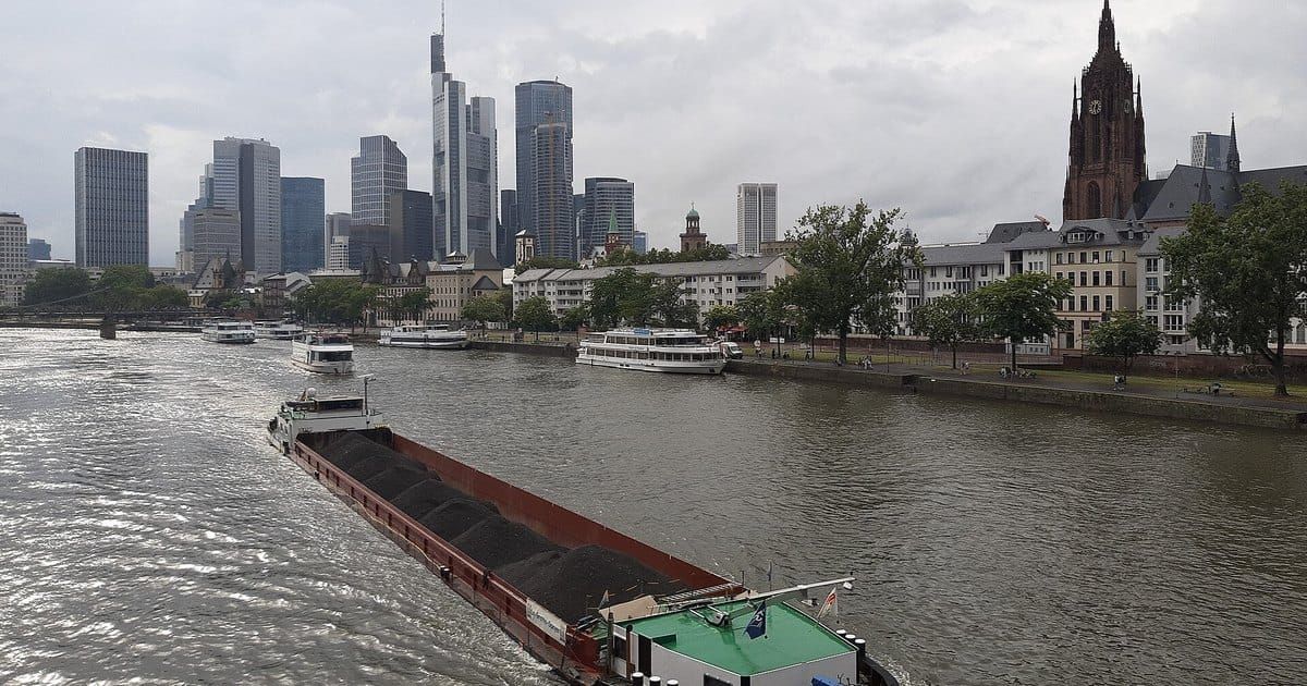 Die Frankfurter Skyline mit den Bankentürmen und dem Dom, von der Alten Brücke über den Main gesehen.