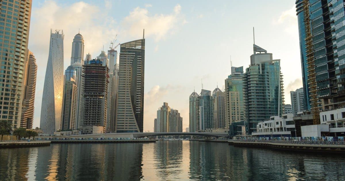 Los rascacielos de Dubai Marina se reflejan en el agua del canal al caer la tarde.