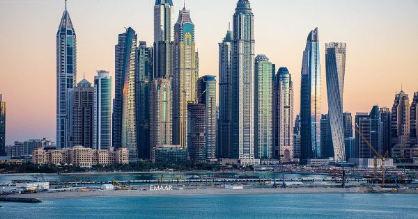 Las torres de Dubai Marina al atardecer, vistas desde el mar.