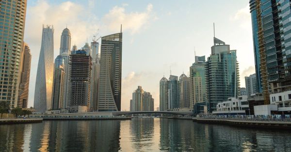 Los rascacielos de Dubai Marina se reflejan en el agua del canal al caer la tarde.