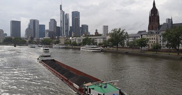 Die Frankfurter Skyline mit den Bankentürmen und dem Dom, von der Alten Brücke über den Main gesehen.