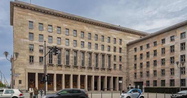 Das Detlev-Rohwedder-Haus in Berlin, Sitz des Bundesfinanzministeriums, mit einer Straßenkreuzung im Vordergrund.